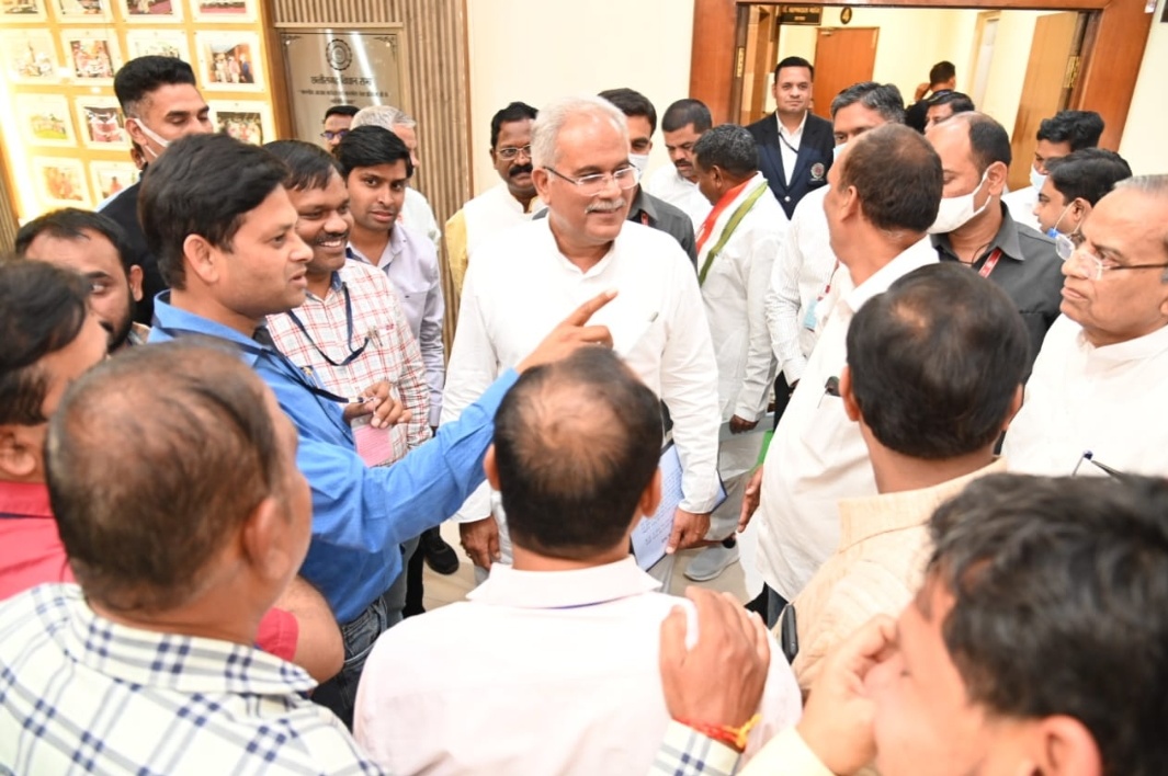 पत्रकारों के मुख्यमंत्री दोस्त ने रखा पत्रकारों का ख्याल...अधिमान्यता नवीनीकरण की अवधि अब दो साल.